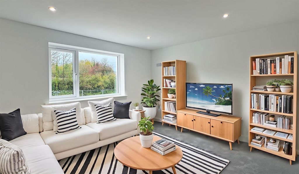 Property photo 3 of 25 Snug Lounge Vs.Jpg