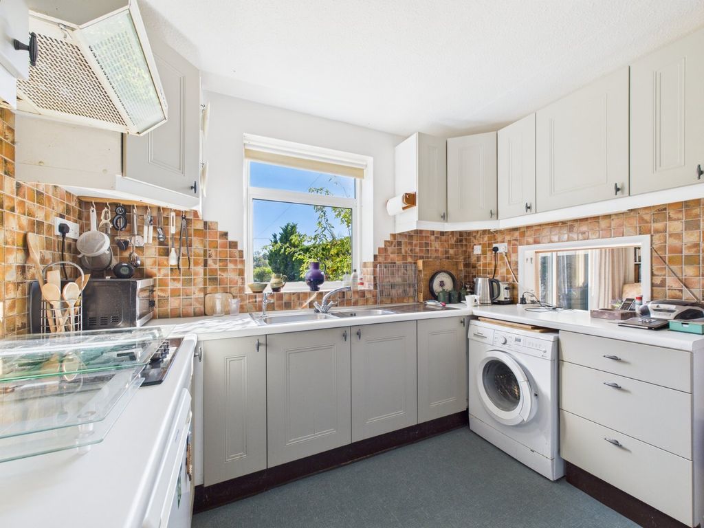 Property photo 3 of 18 Kitchen