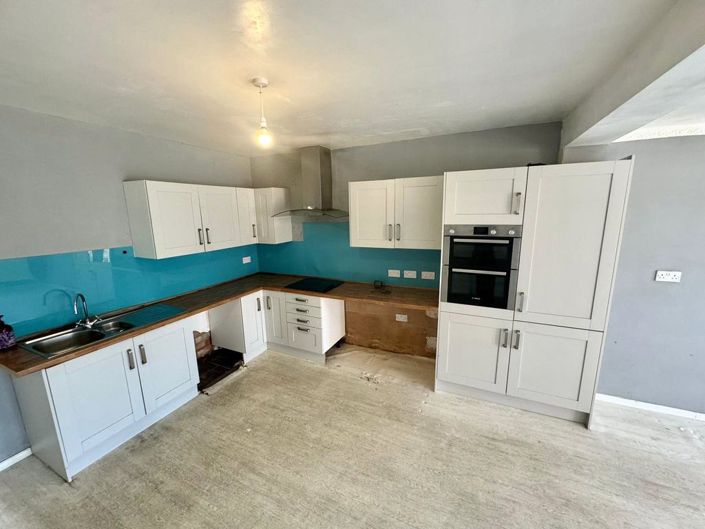 Property photo 2 of 7 Kitchen