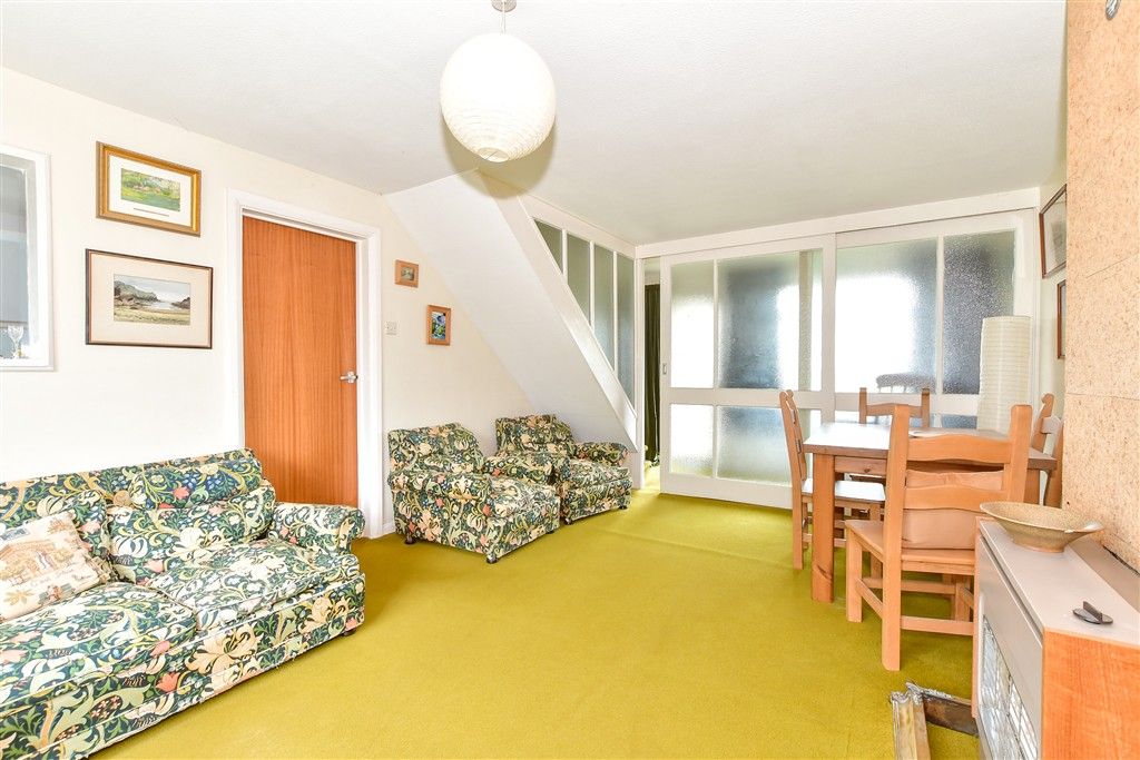 Property photo 3 of 10 Lounge