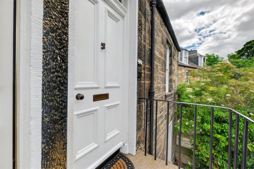 Property photo 2 of 25 Reid Terrace