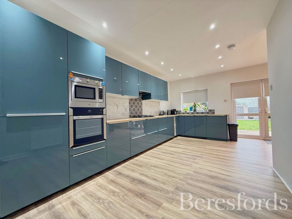 Property photo 2 of 16 Picture No. 13