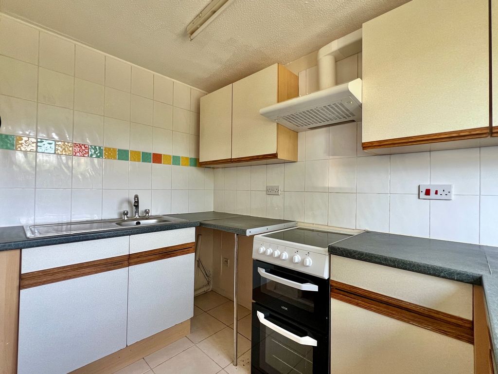 Property photo 3 of 10 Kitchen