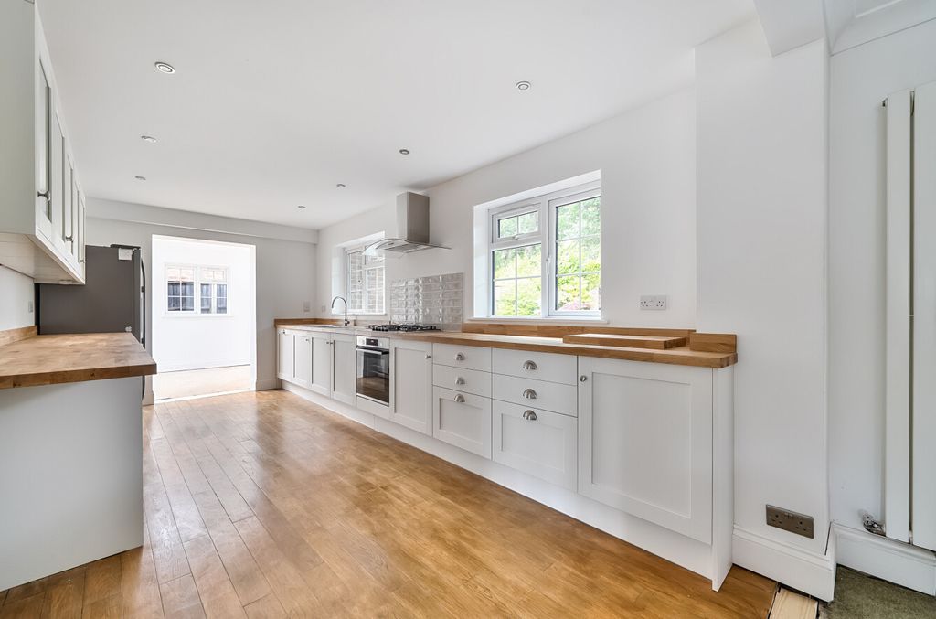 Property photo 2 of 11 1328230-10-687Fc0...