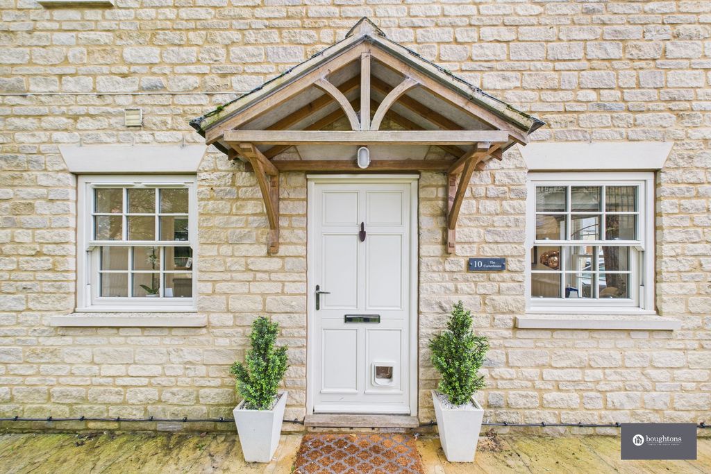 Property photo 2 of 31