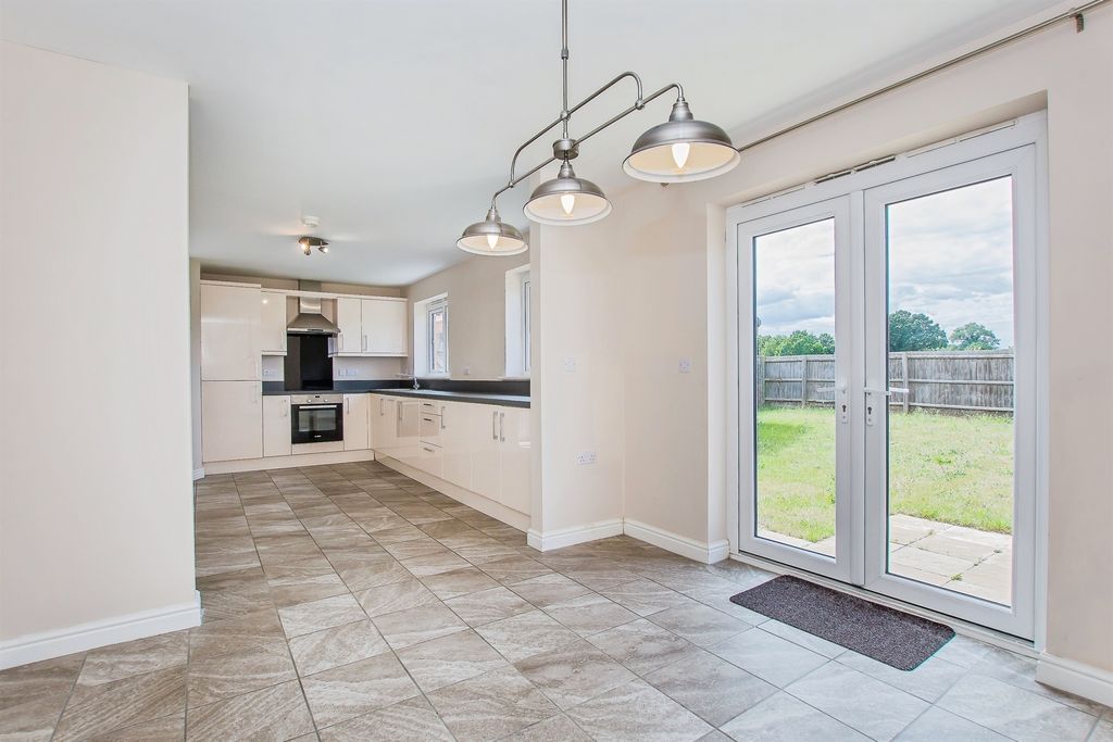 Property photo 1 of 21 Dining Room