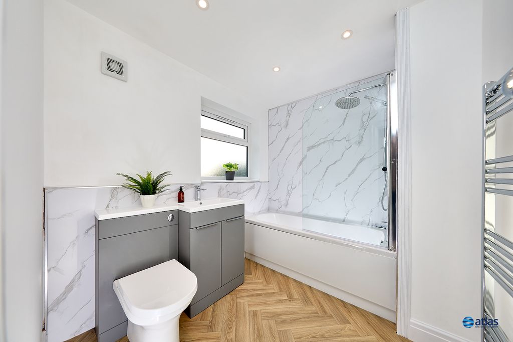 Property photo 3 of 19 Bathroom