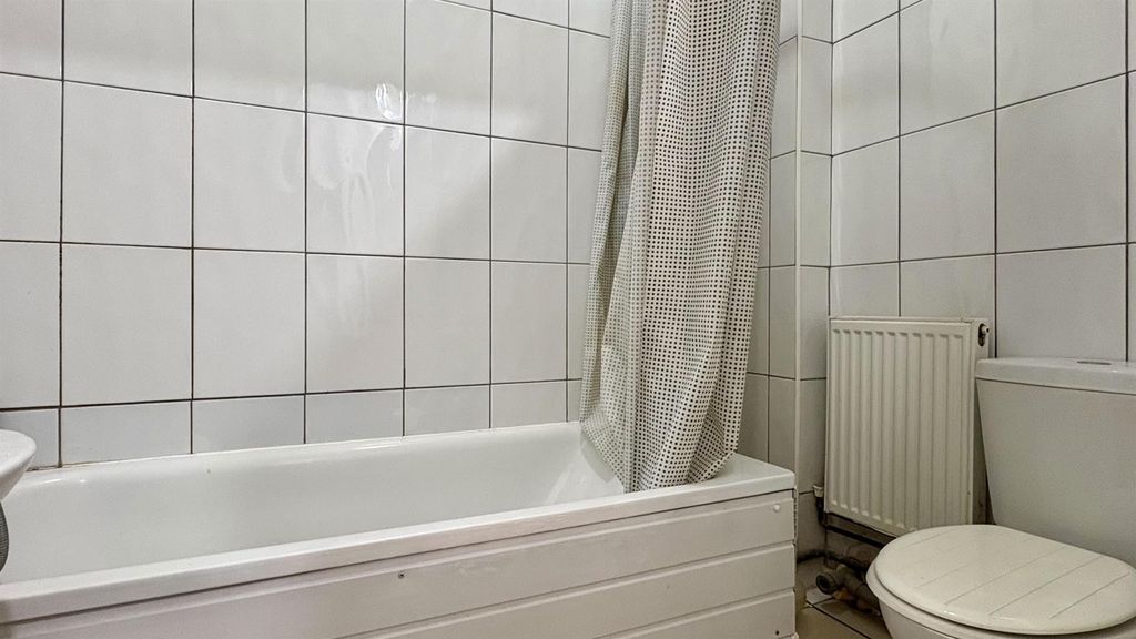 Property photo 3 of 9 Property To Rent In East India Dock Road
