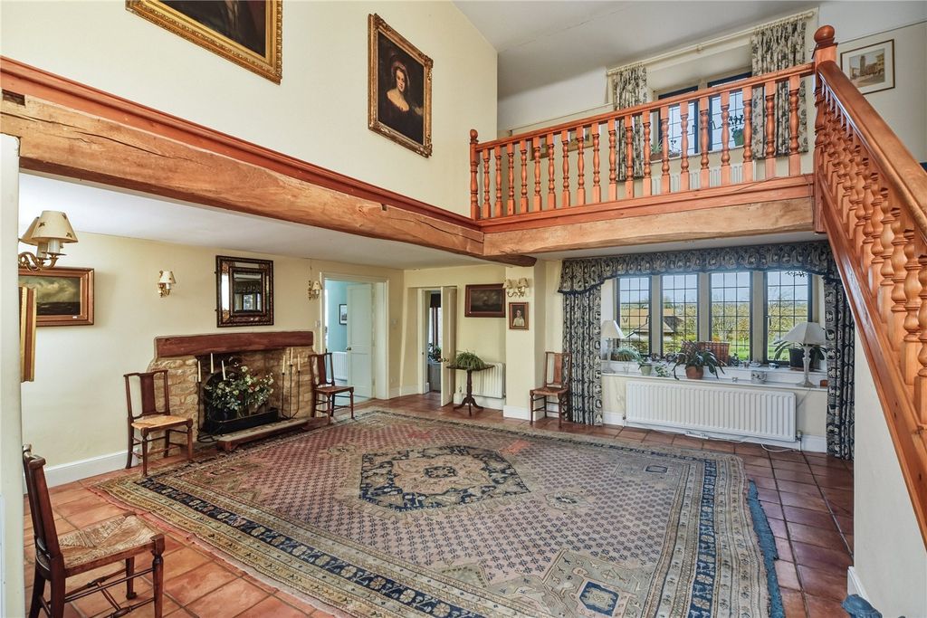 Property photo 3 of 19 Entrance Hall