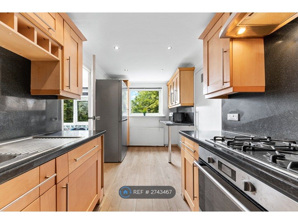 Property photo 2 of 11 Kitchen