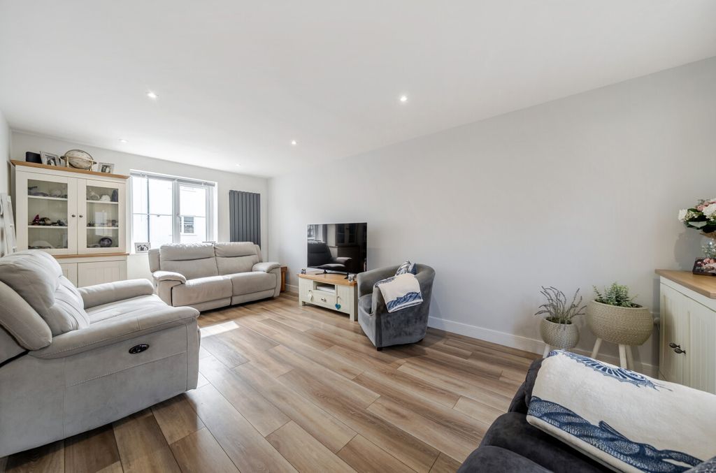 Property photo 3 of 19 1458799-2-6A05Eda...