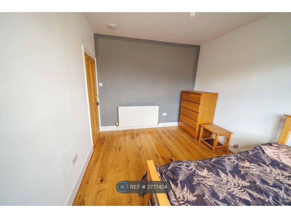 Property photo 2 of 8 Available Room 3.5m x 3m