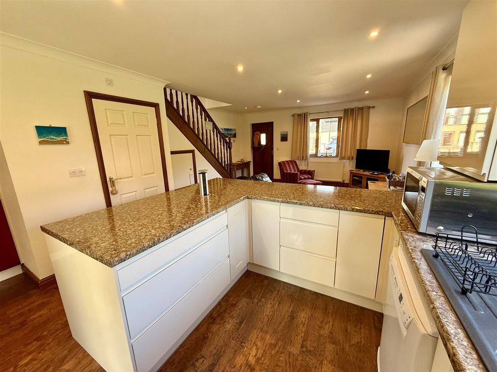 Property photo 3 of 19 Breakfast Bar.Jpg