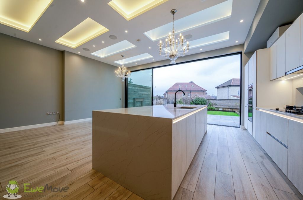 Property photo 2 of 17 97ccc763-E8Fc-4Cb4-8367-58A22301c2ba