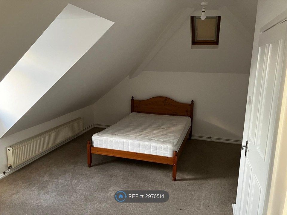 Property photo 2 of 6 Large Bedroom With Ensuite