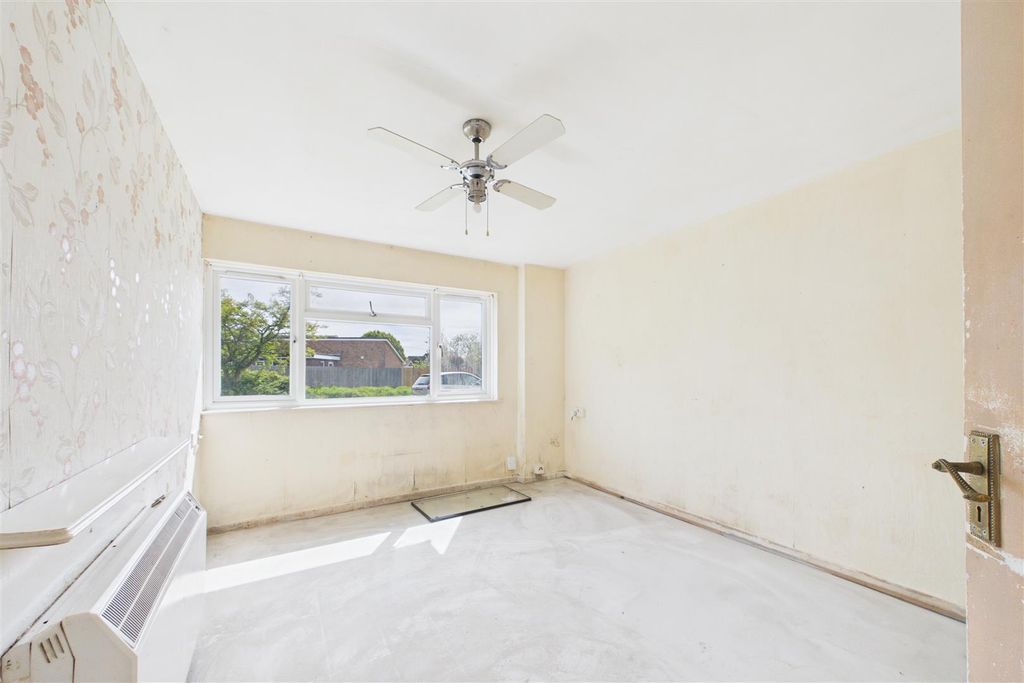 Property photo 2 of 11 Cam01894G0-Pr0287-Still009.Jpg