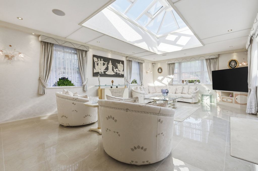Additional image 10 of 5 bed detached house for saleWambrook Close, Hutton Mount, Brentwood CM13