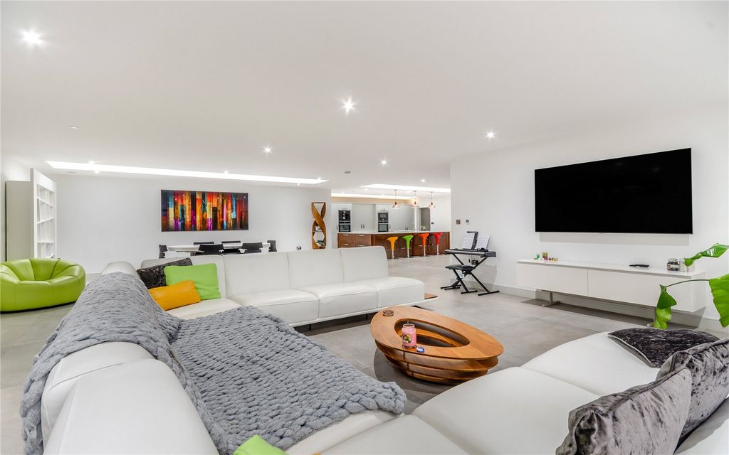 Property photo 3 of 26 Sitting Room