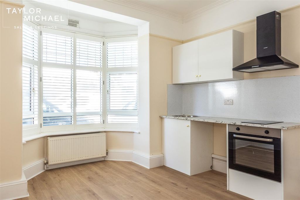 Property photo 3 of 13 Bedsit