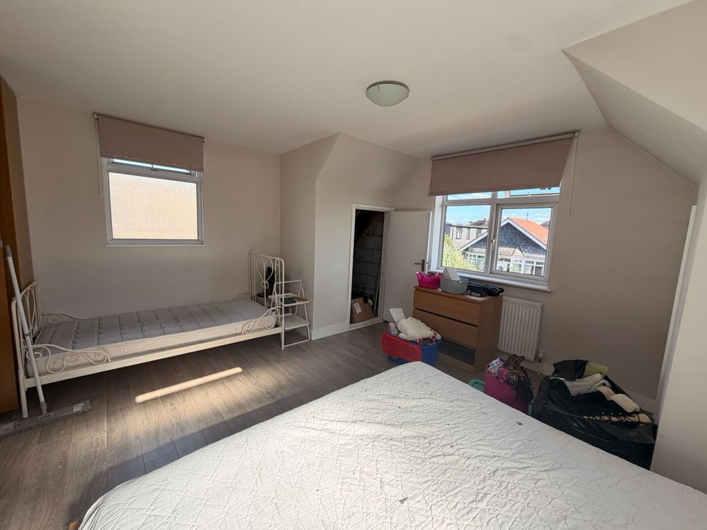 Property photo 2 of 27