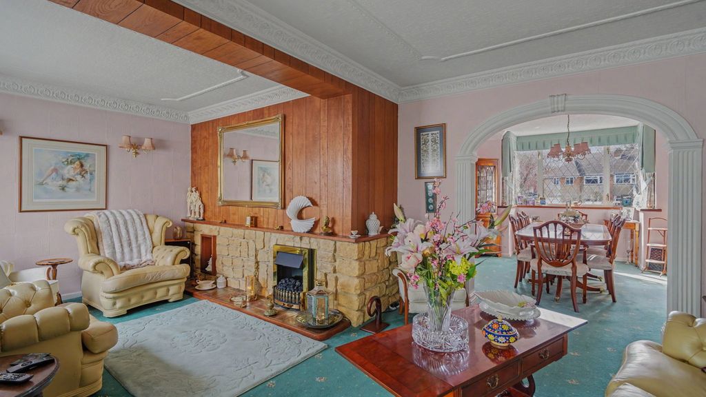 Property photo 2 of 31