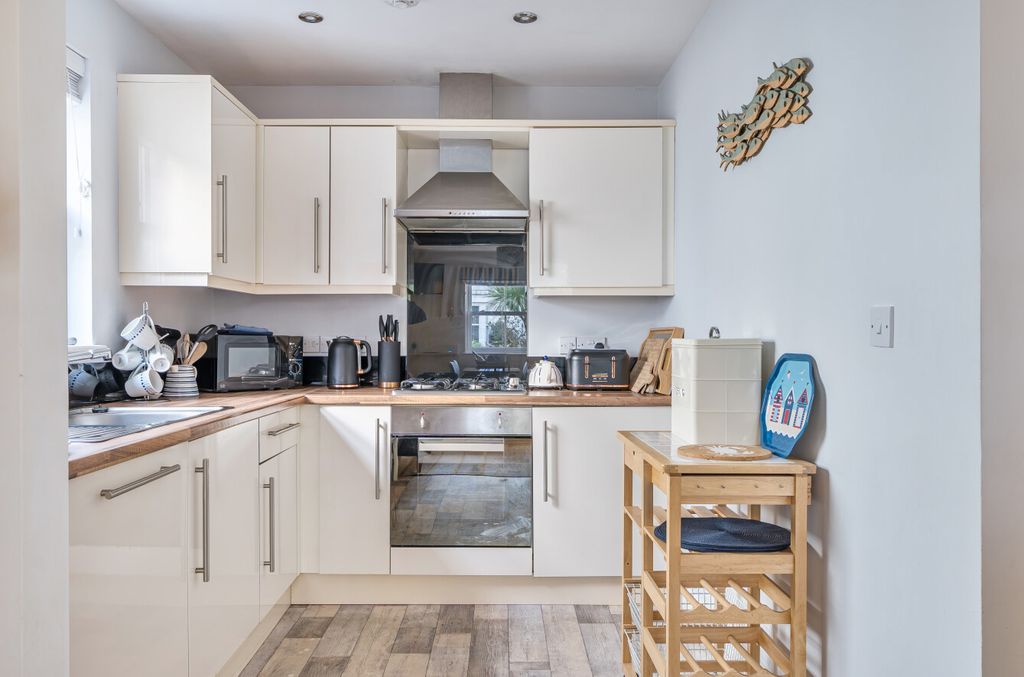 Property photo 3 of 18 1380614-11-690E05...