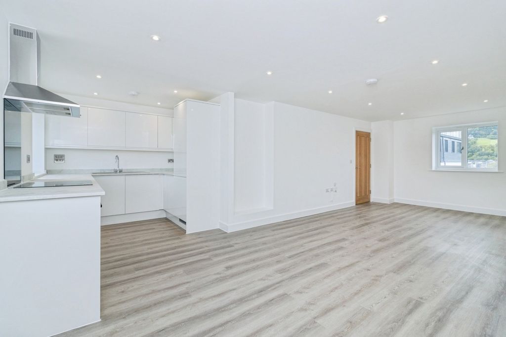 Property photo 2 of 10 Picture No. 11