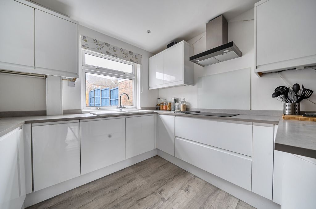 Property photo 3 of 11 1396052-15-696671...