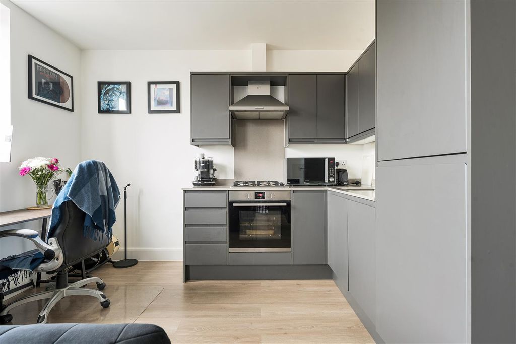 Property photo 2 of 13 Maybank Road, E18