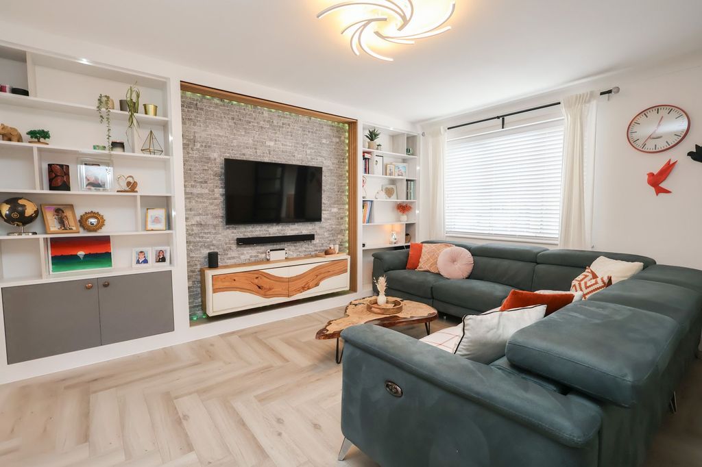 Property photo 3 of 23 Lounge