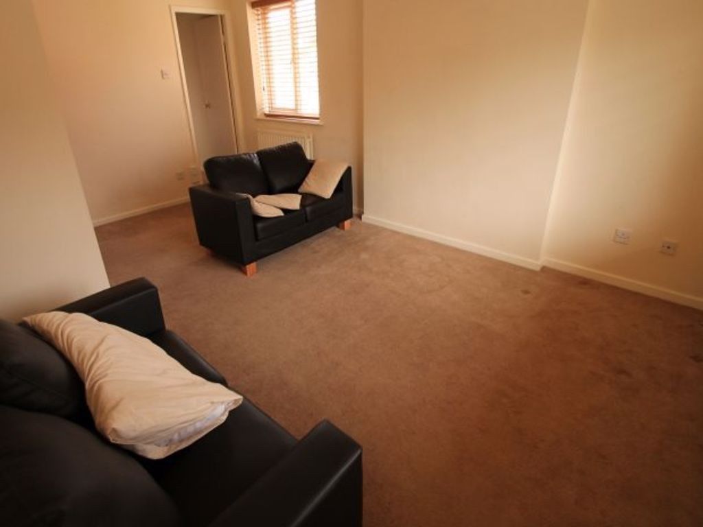 Property photo 2 of 5 Bright, Neutrally Decorated Living Room With Comfo...