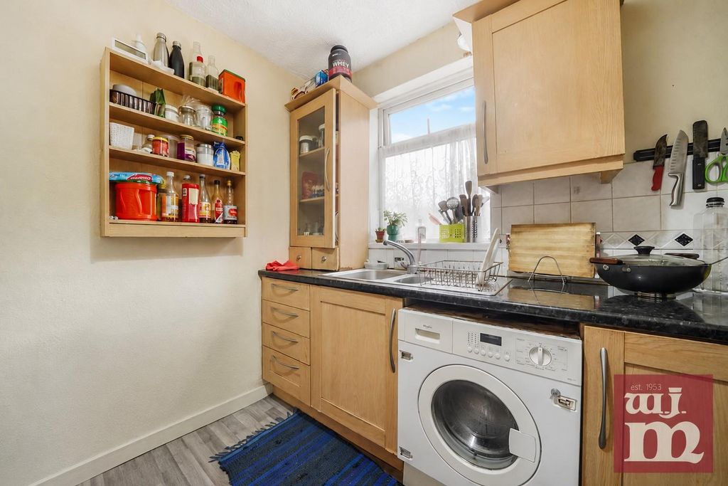 Property photo 2 of 10 Kitchen