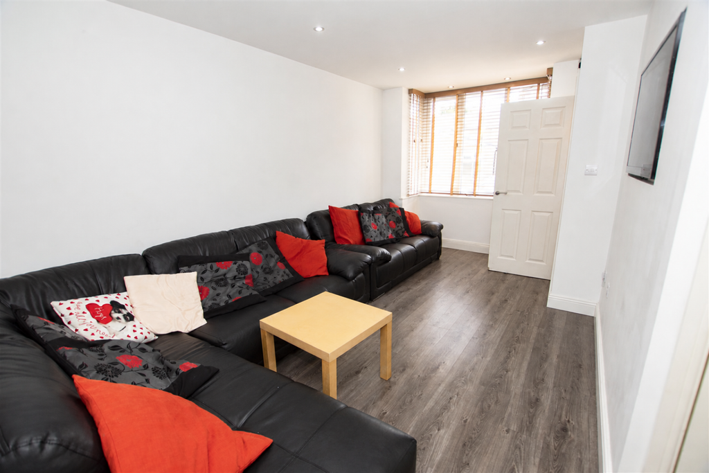 Property photo 1 of 13 Approach