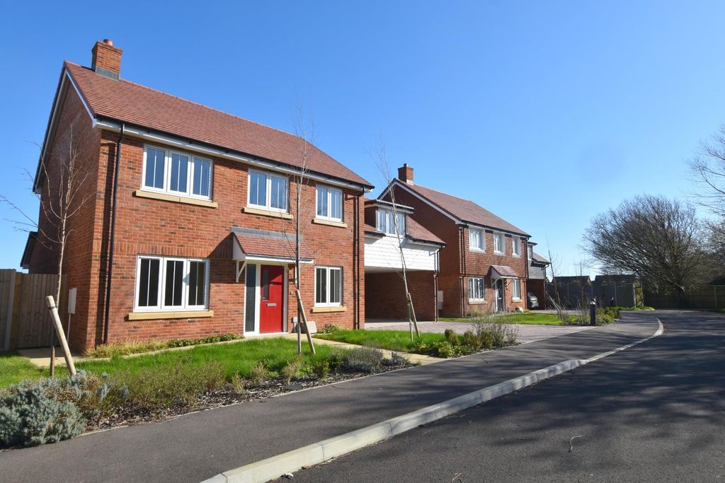Property photo 1 of 25 New 31 Maude Close (2).Jpg