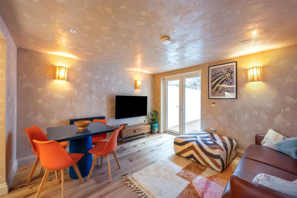 Property photo 3 of 20 Lower Ground Floor Flat-003.Jpg
