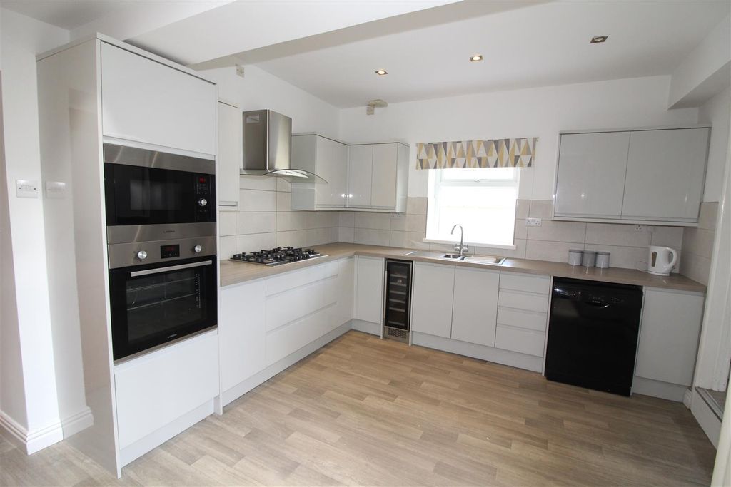 Property photo 2 of 31 Kitchen/Breakfast Room