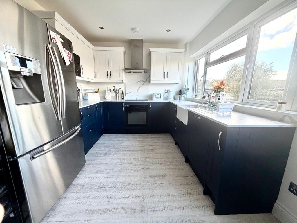 Property photo 3 of 6 Kitchen