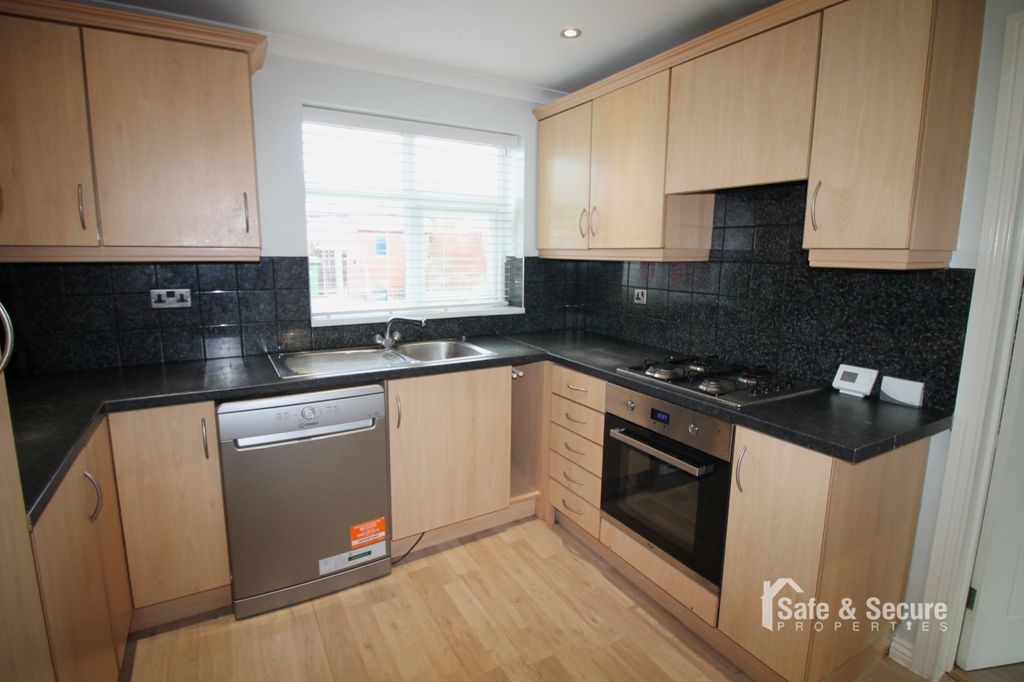 Property photo 3 of 14 Kitchen (1)