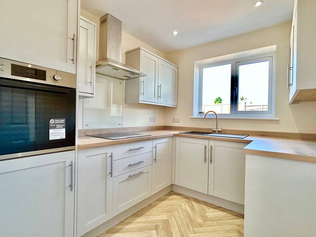 Property photo 2 of 11 Kitchen
