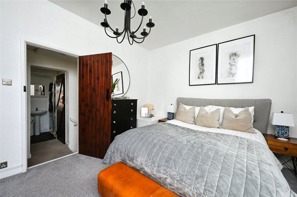 Property photo 3 of 17 Bedroom