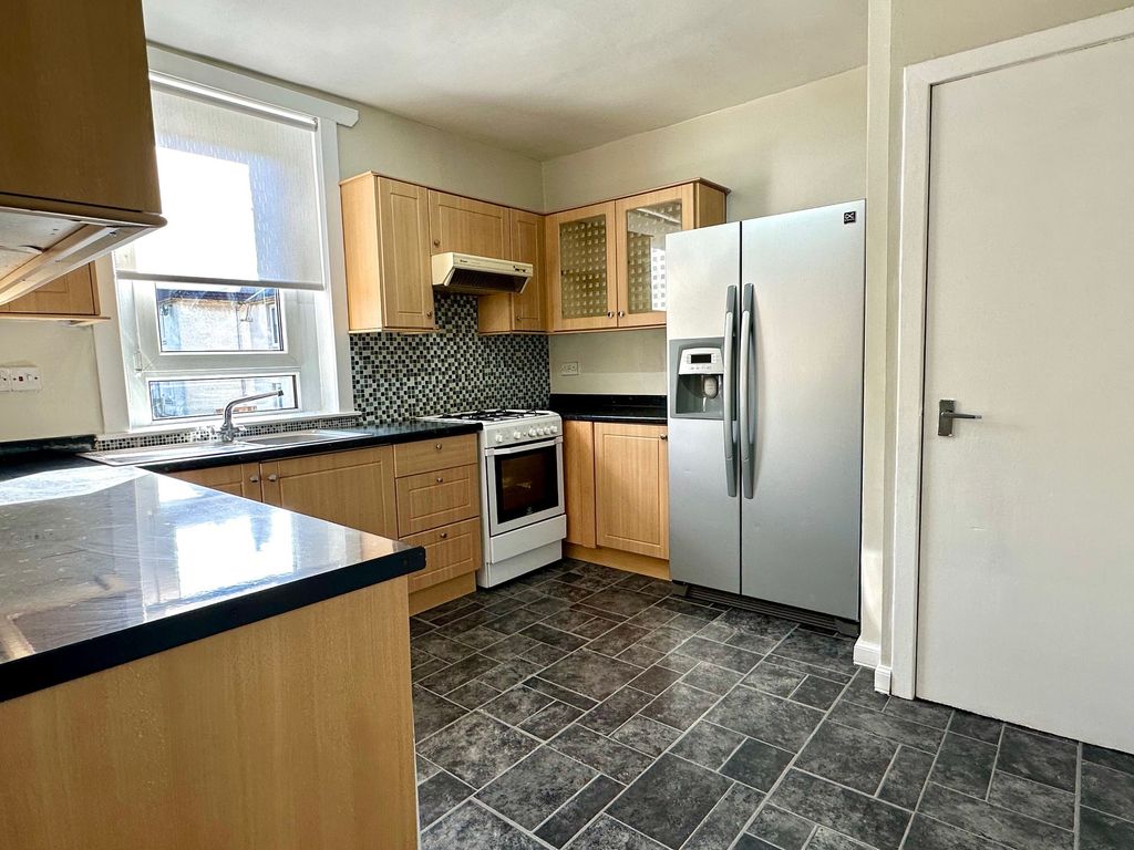 Property photo 3 of 10 Kitchen