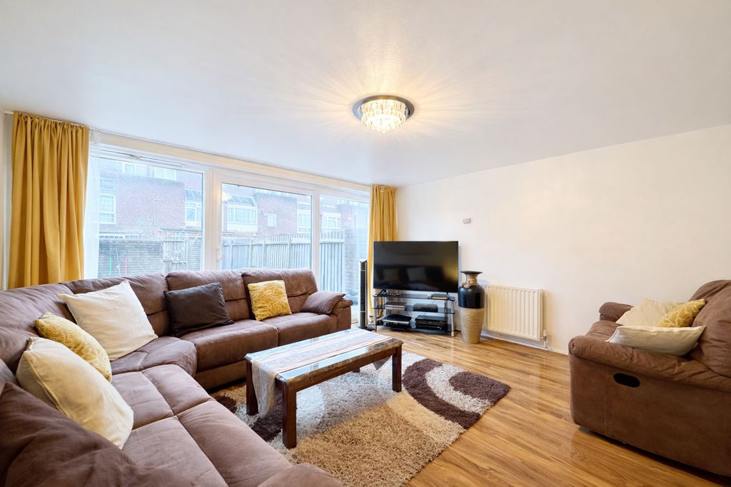 Property photo 2 of 17 Lounge