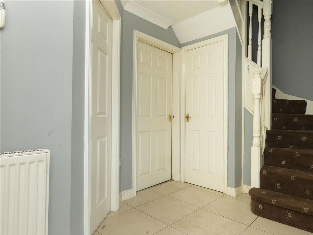 Property photo 3 of 20 Entrance Hall