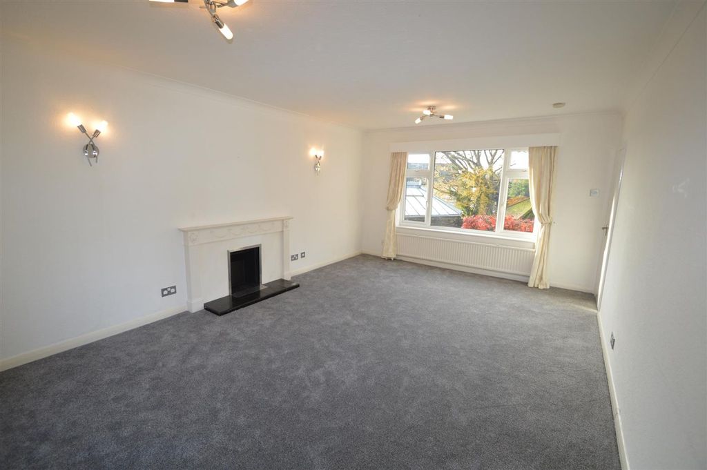 Property photo 1 of 3 Hurstbourne Gdns Ig11