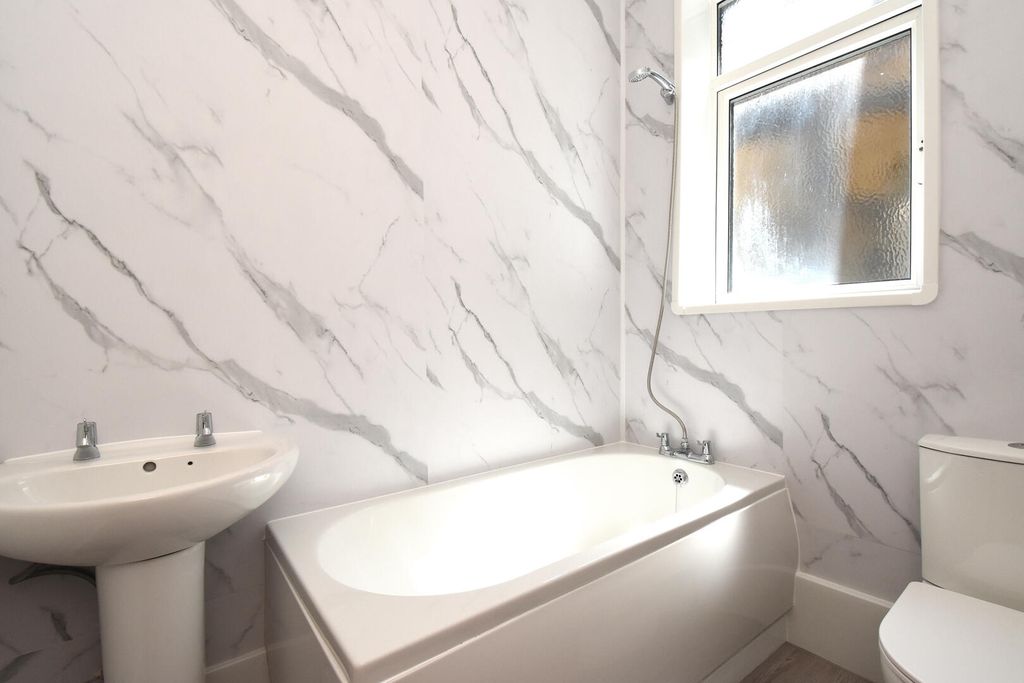 Property photo 3 of 10 Bathroom