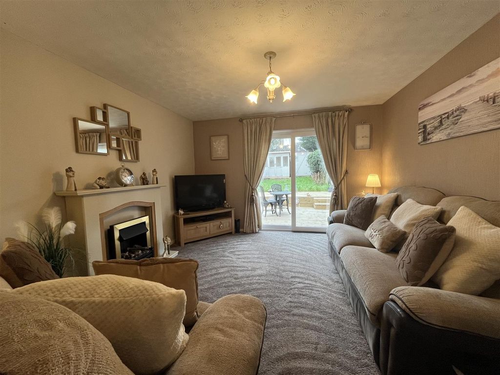 Property photo 3 of 17 Lounge