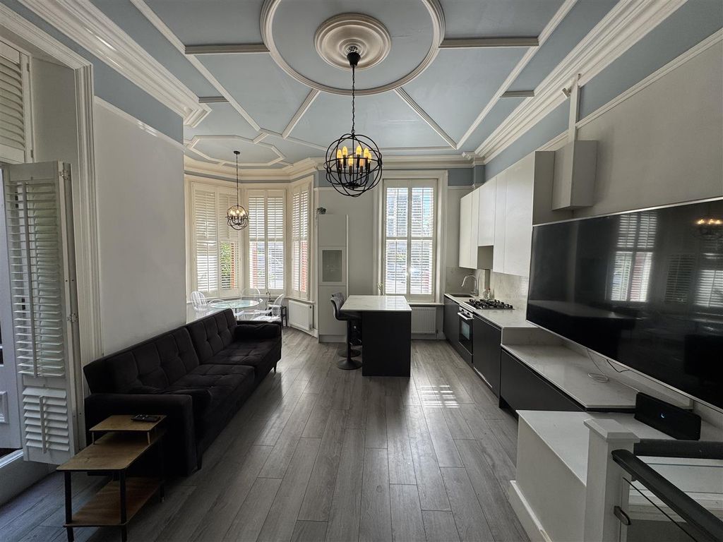 Property photo 3 of 14 Lounge