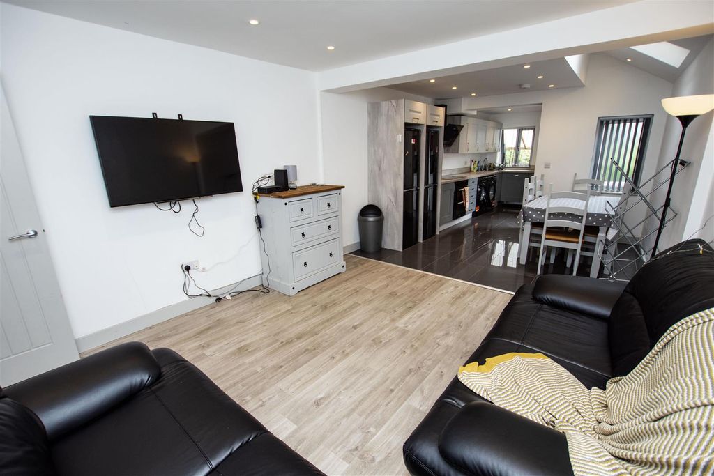 Property photo 1 of 16 Approach