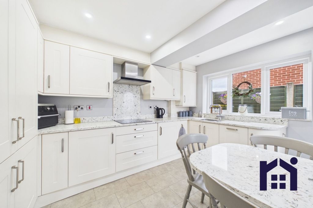 Property photo 2 of 27 Dining Kitchen