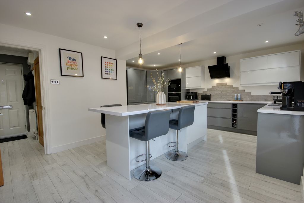 Property photo 3 of 22 1 Kit Din B